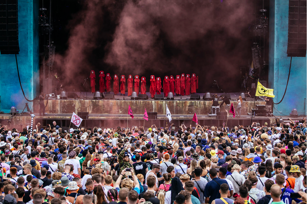 Foto van Boomtown Fair met Extintion Rebellion op het podium. Credit: Tom Martin