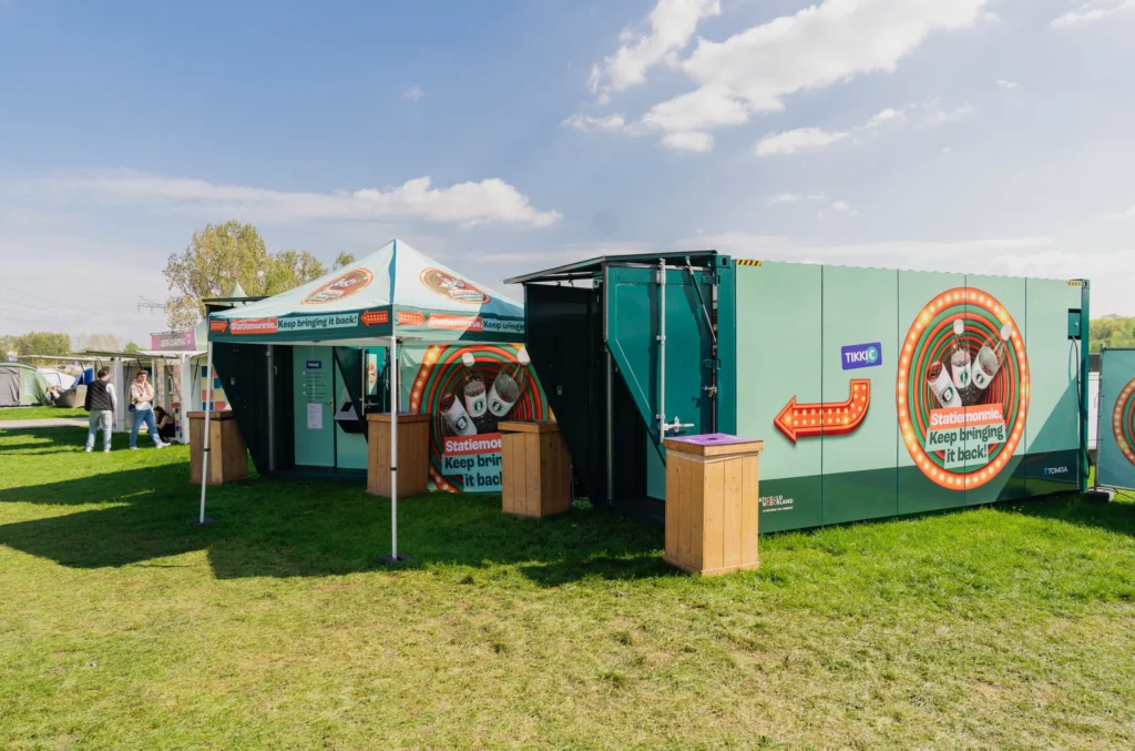 Twee statiegeld bulkmachines op het campingterrein bij Paasop, net naast de ingang